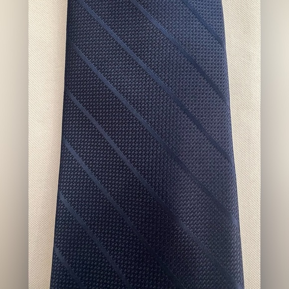 NWT Michael Kors Navy Blue Quincy Solid Stripe Tie! - Picture 5 of 6